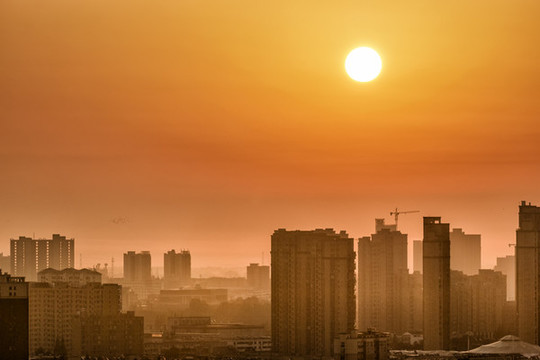 日出城市霞滿天