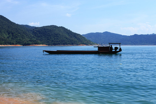 湖面漁船