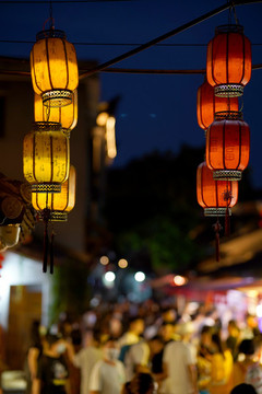 夜晚燈籠美食街游客爆滿