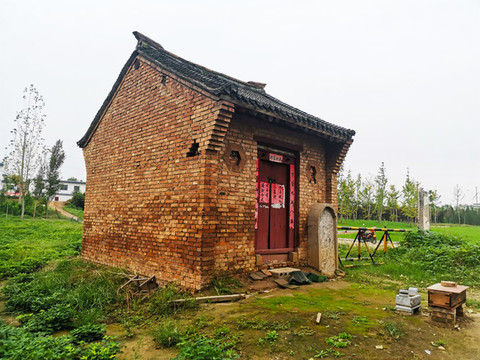 河岸邊的土地廟