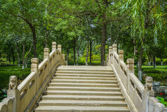 漢白玉石拱橋