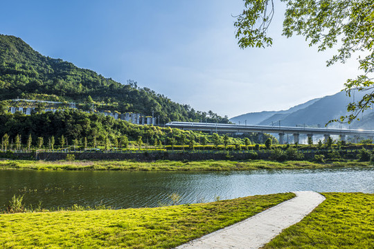 高鐵動車經(jīng)過美麗鄉(xiāng)村