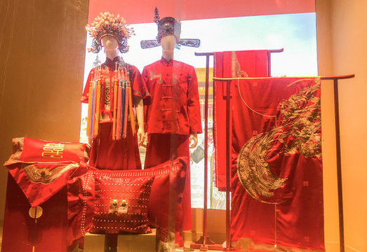中式傳統(tǒng)結(jié)婚大紅禮服