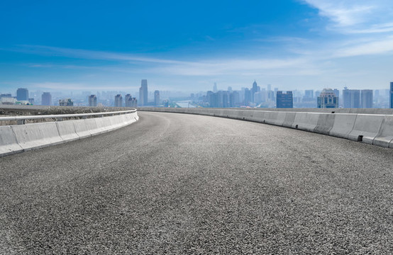 公路彎道和城市景觀
