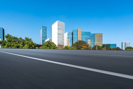 高速公路行車道和現(xiàn)代建筑