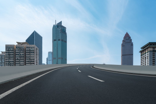 公路彎道和現(xiàn)代建筑