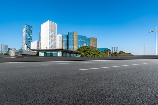 高速公路天際線和建筑群背景