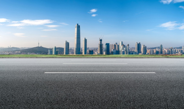 道路地面和金融區(qū)建筑
