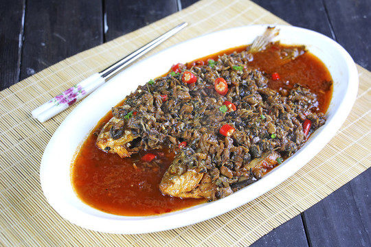 外婆菜燒鯽魚01