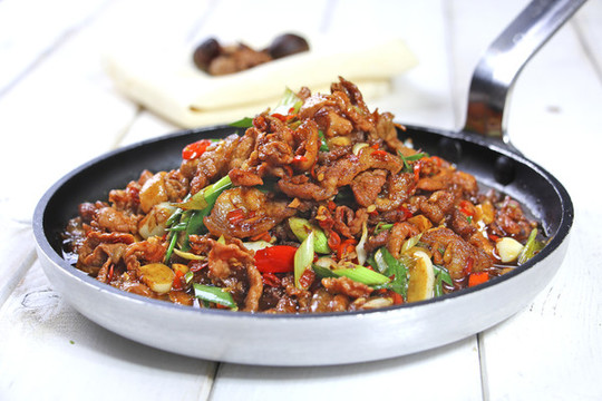 鄉(xiāng)里土豬肉炒肉01