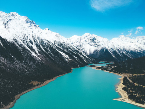 然烏湖雪山湖泊同框