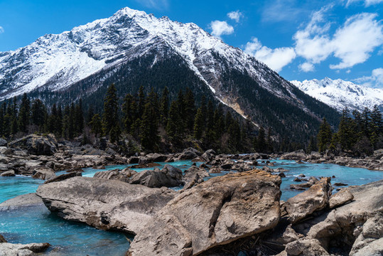 然烏湖雪山湖泊同框