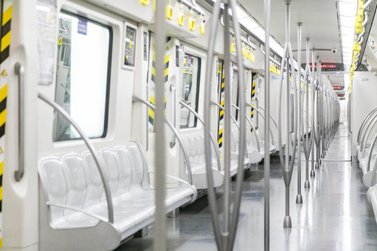 明亮的地鐵車輛內(nèi)部空間