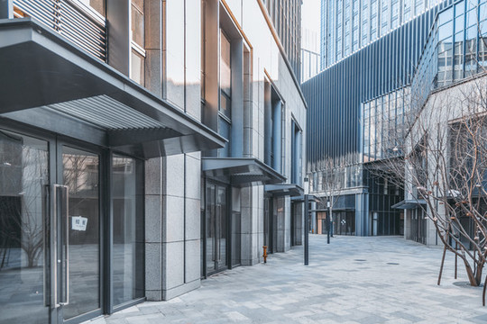 藍天白云下的城市建筑