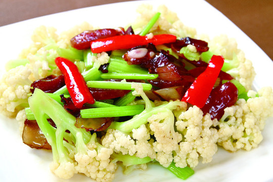 有機(jī)花菜炒臘肉