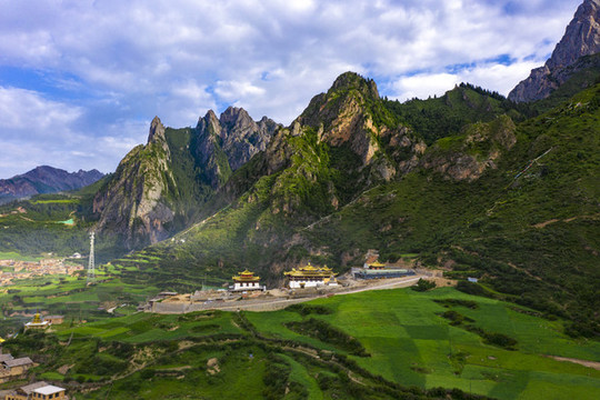 航拍甘肅甘南迭部縣扎尕那景區(qū)