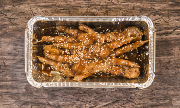 裝在錫紙盒和盤子里的雞爪