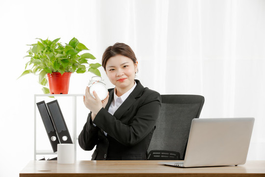 商務(wù)女性坐在辦公室擺拍