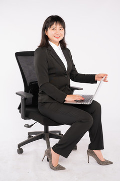 商業(yè)女性坐著看鏡頭
