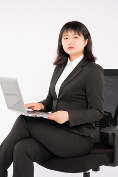 商業(yè)女性拿筆記本電腦開(kāi)會(huì)
