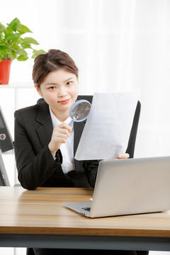 商務女性在辦公室看文件