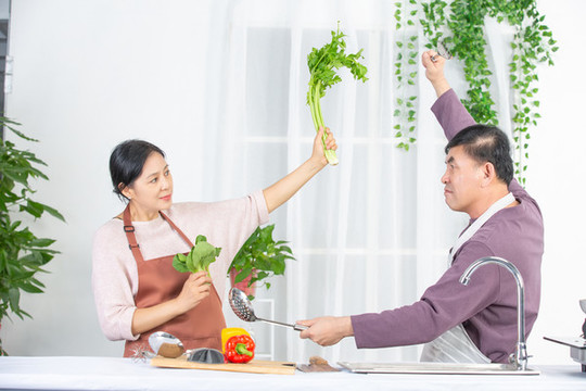 夫妻在廚房擇菜打鬧