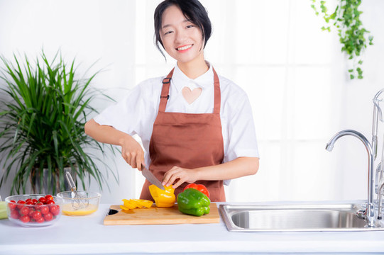 女孩在廚房切菜擺拍