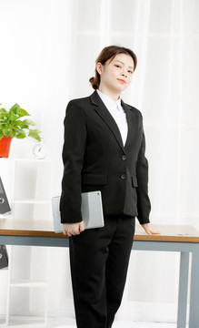 商業(yè)女性站立擺拍