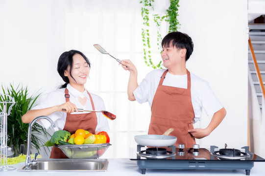 情侶在廚房打鬧做飯
