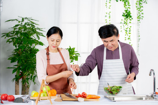 夫妻在廚房一起做飯