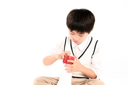 小男孩手拿擴(kuò)音器