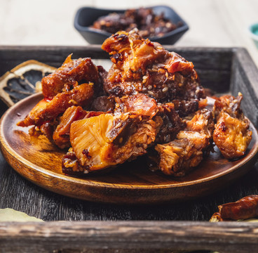 木質(zhì)盤子里裝著的兔肉