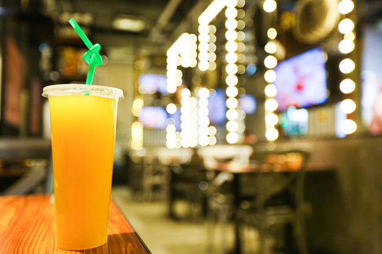 餐廳桌子上放著的橙色飲料