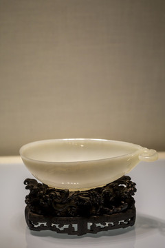 北京故宮珍寶館清乾隆白玉雕茄式