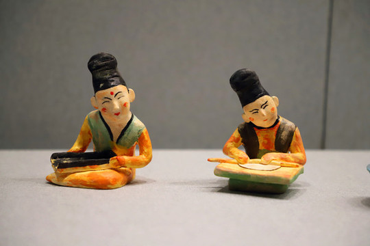 彩繪勞作泥女俑