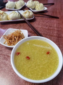 一份早餐包子小米粥
