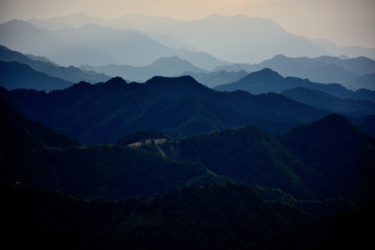 峰巒疊嶂