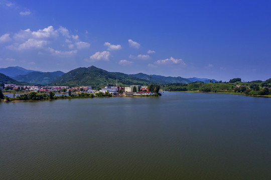 藍天白云下湖邊村鎮(zhèn)風光