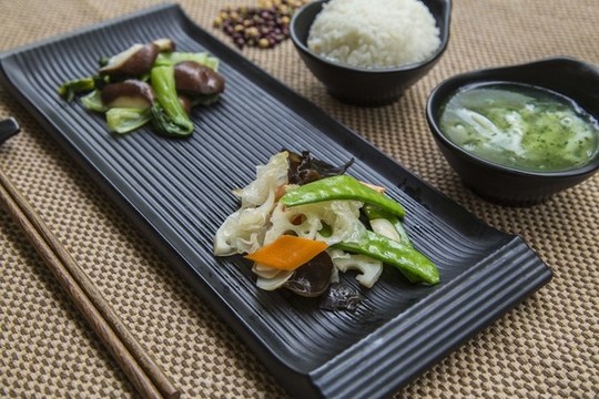 香菇油菜蔬菜米飯?zhí)撞? style=