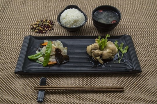 雞塊蔬菜米飯?zhí)撞? style=