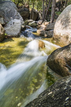 天津薊縣盤山風景區(qū)山上水流小溪