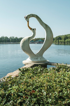 武漢東湖碧潭觀魚景區(qū)的水鳥雕塑