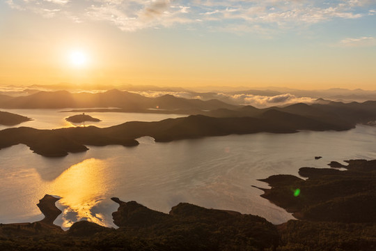 遼寧桓仁桓龍湖日出朝霞山水風(fēng)光