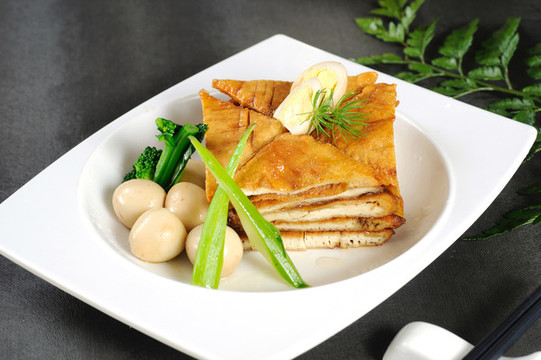 鹵水鵪鶉蛋豆腐