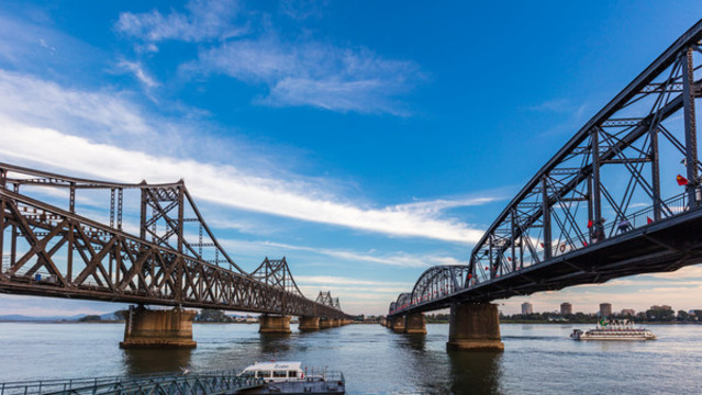 藍(lán)天白云下雄偉的鴨綠江大橋