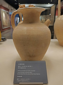 白瓷執(zhí)壺