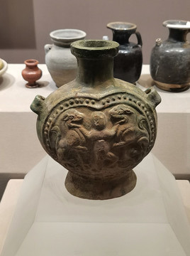 釉陶人物戲獅紋扁壺