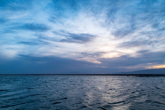 芒崖翡翠湖上的日落夕陽