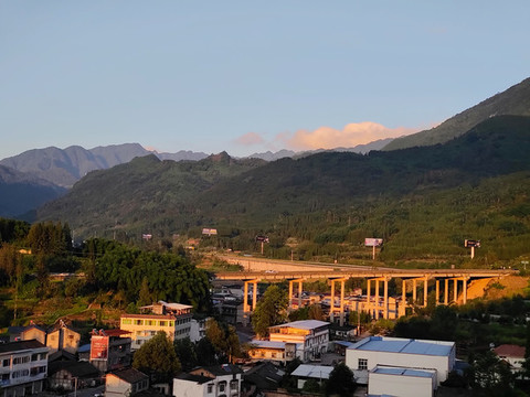 落日余暉雅西高速青龍站高架橋