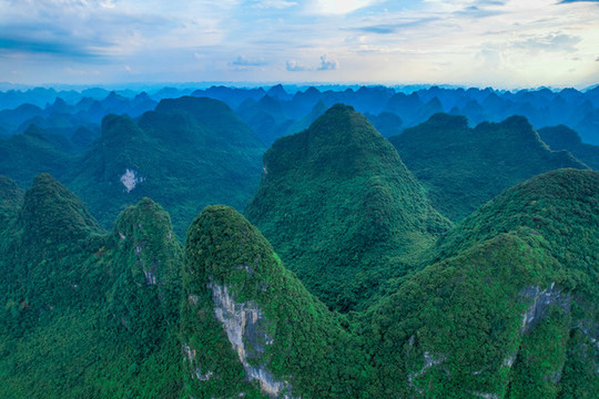 喀斯特地貌風(fēng)景十萬(wàn)大山桂林河池